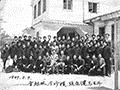 1949년 조선대학교 완공된 첫 교사앞에서의 기념촬영 썸네일 이미지